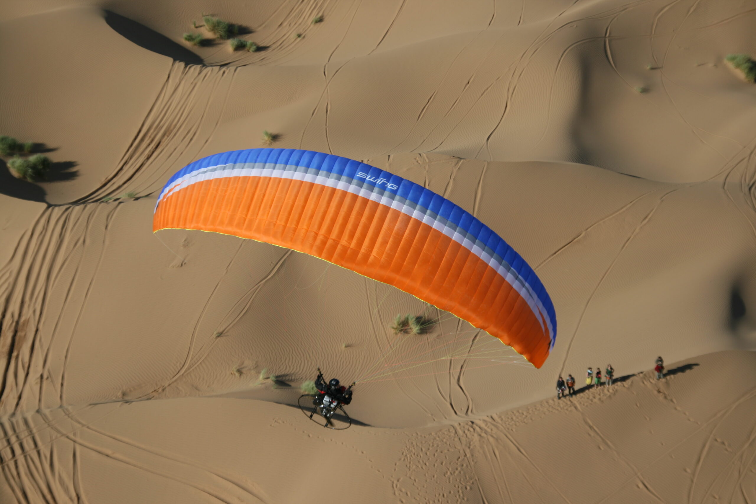 paramotor in den sanddünen von marokko