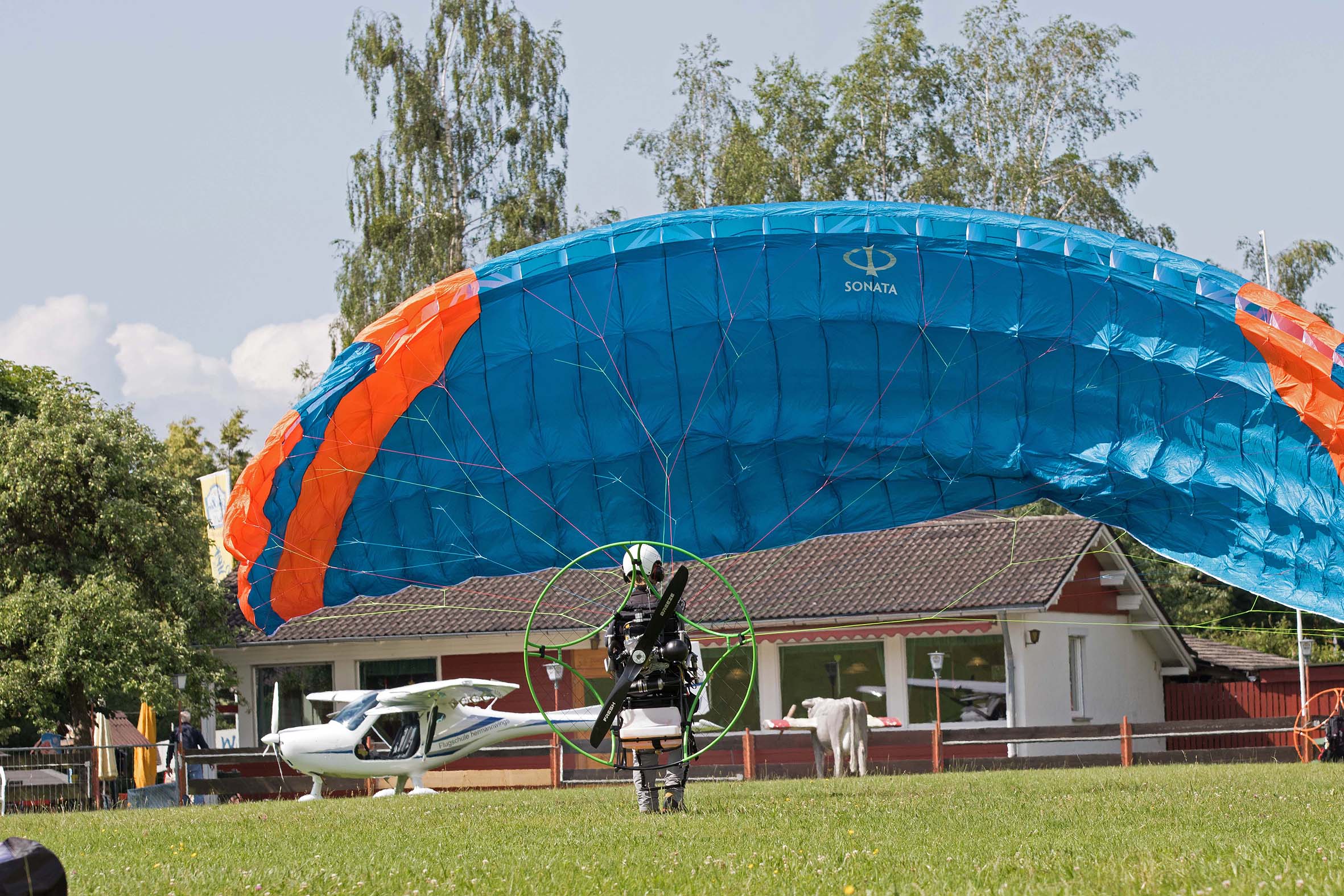 gleitschirm mit motor startet
